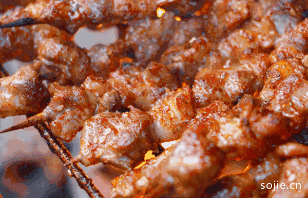 新疆烤肉最正宗的吃法，太攒劲了！看完满嘴的哈喇子忍不住了-第1张图片