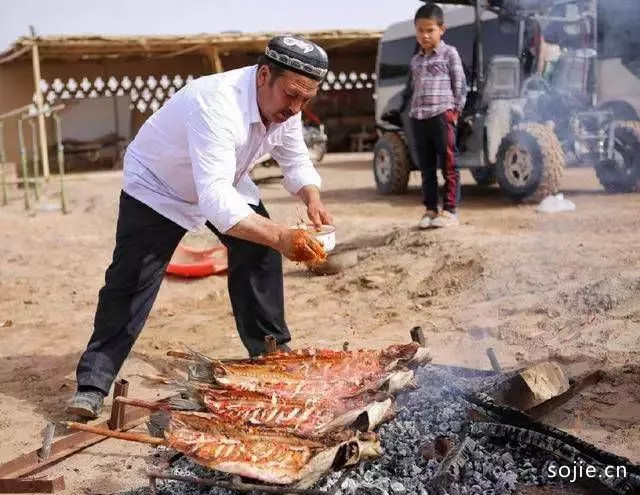 新疆烤肉最正宗的吃法，太攒劲了！看完满嘴的哈喇子忍不住了-第5张图片