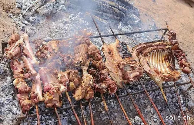 新疆烤肉最正宗的吃法，太攒劲了！看完满嘴的哈喇子忍不住了-第9张图片