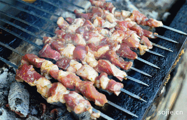 新疆烤肉最正宗的吃法，太攒劲了！看完满嘴的哈喇子忍不住了-第22张图片